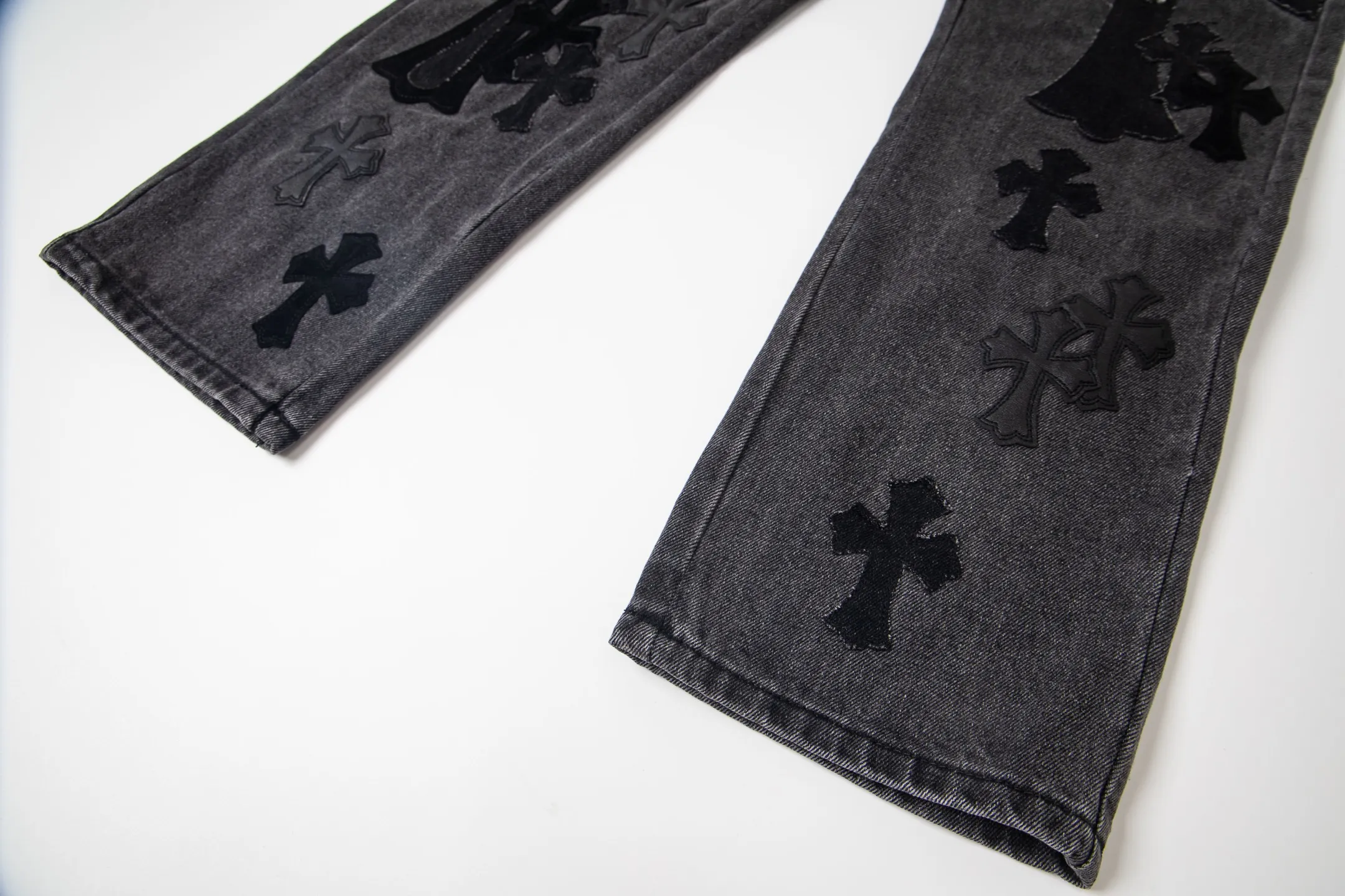 P290 Chrome Hearts Chrome Hearts Black Pinduo Black Leather Big Devil Cow King Jeans CH jeans need to be washed before being dismantled and hand-stitched with sheepskin cross leather and then spliced to complete. The whole piece has too much craftsmanship to describe. About Chrome Hearts This is an extremely luxurious fashion brand that can also be called the nobility of the high street. It has always been an exclusive brand for some hipsters or the second generation of rich people. Compared with ordinary high streets, it is more luxurious and noble. Compared with luxury brands, it has a more fashionable personality. It has always been a brand that I have a special liking for. Style number: 1769# Color: black Size: 28 30 32 34 36